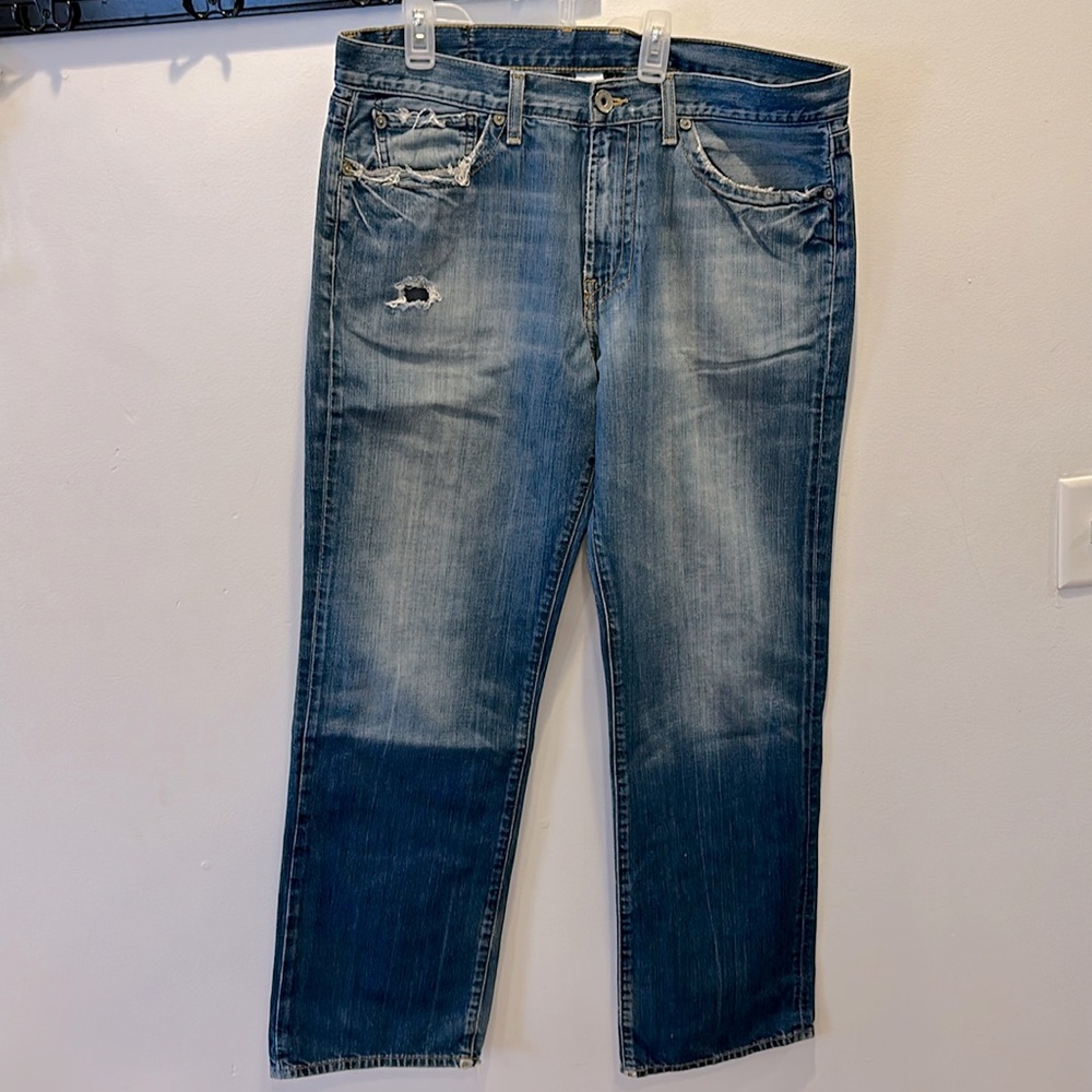 Lucky brand blue jeans/ reg inseam ripped fashion. Good condition. Comfy fit